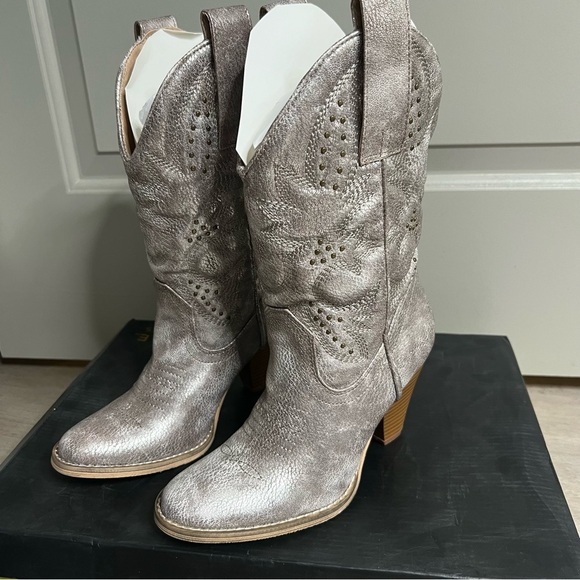 Very Volatile Wagon Wheel Western Boots, Champagne, size 6 NIB - Picture 7 of 7